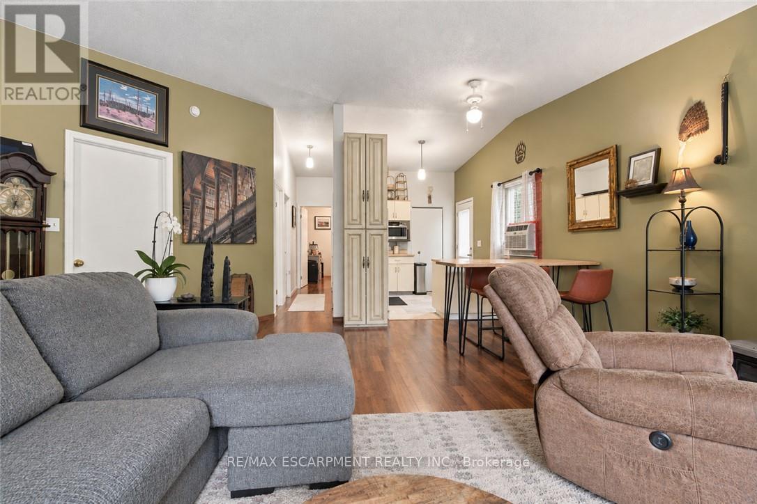 26 RENFREW STREET E - 33