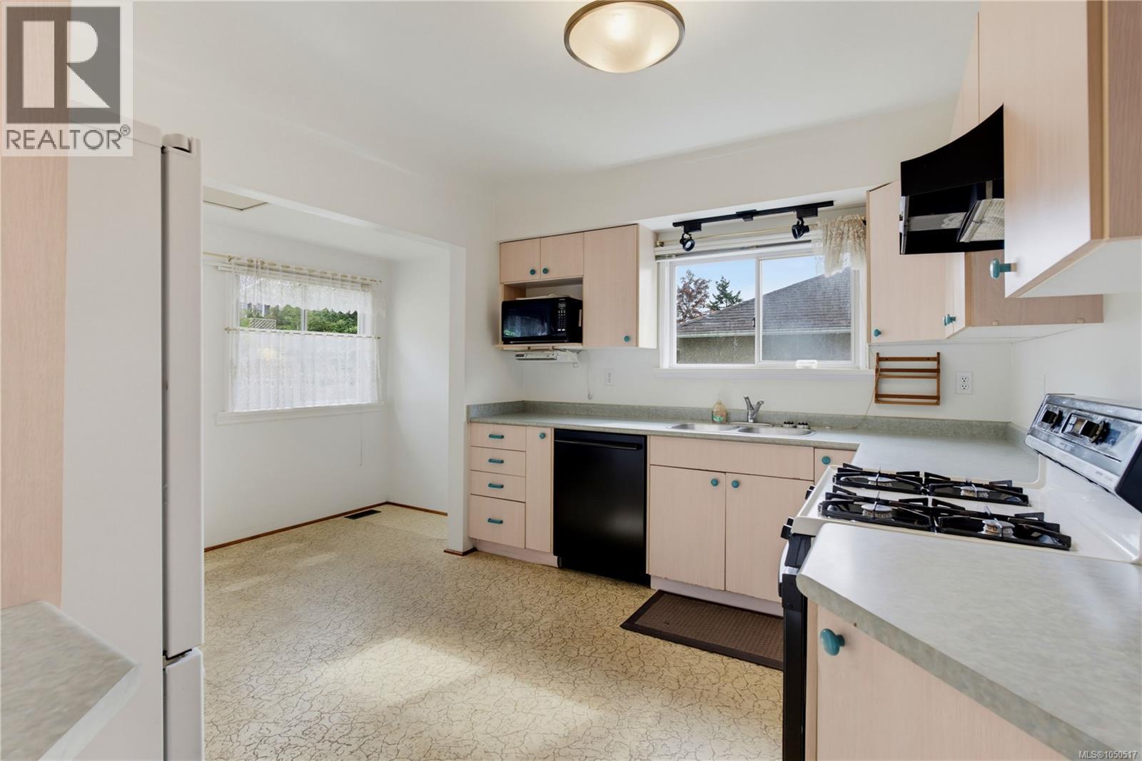 2835 Fifth St - 5