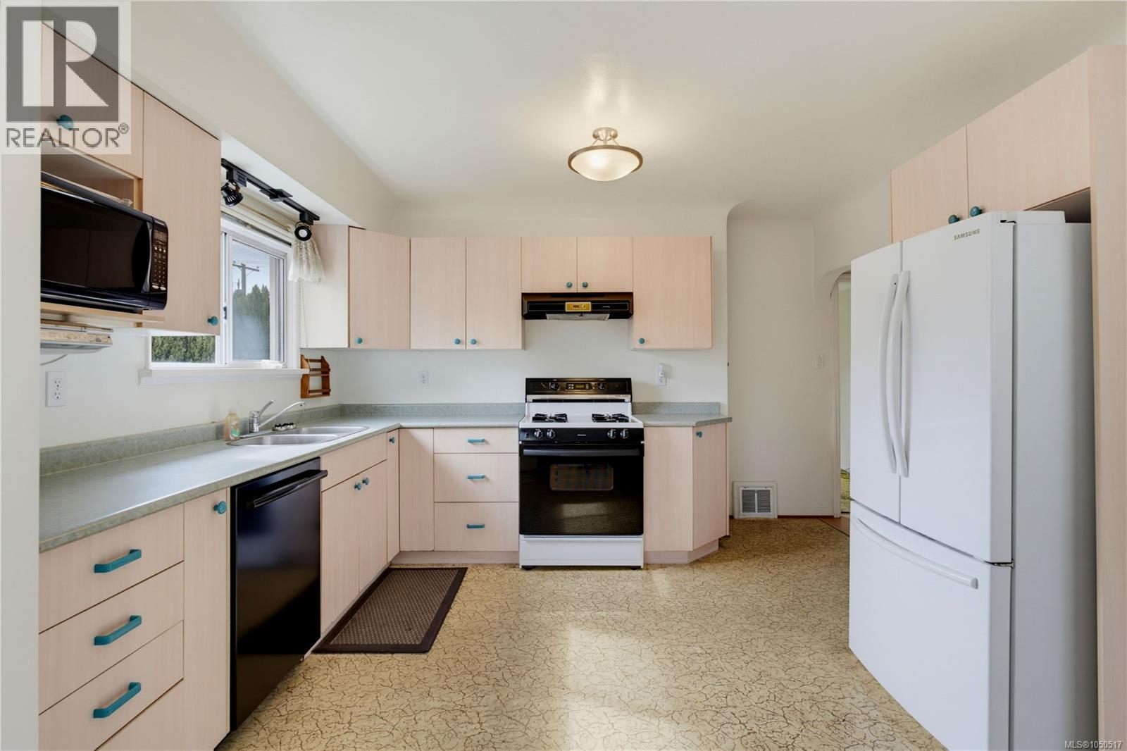 2835 Fifth St - 6