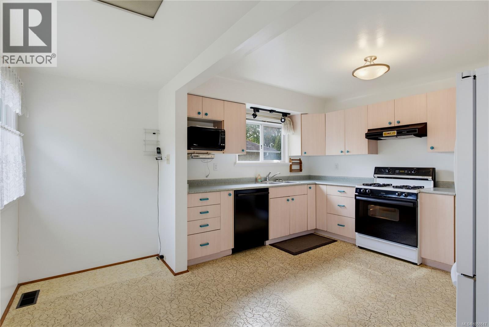 2835 Fifth St - 7