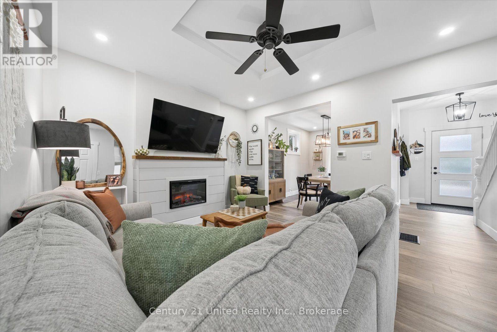 555 ROMAINE STREET - 14