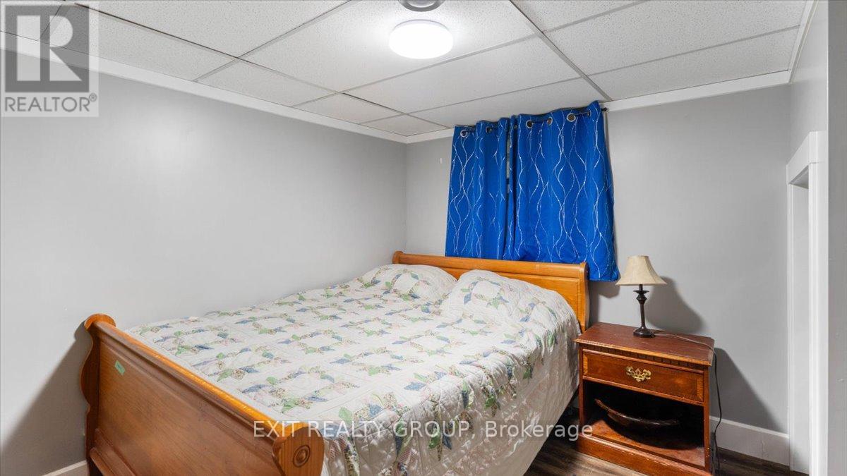 44 HILLCREST DRIVE - 39