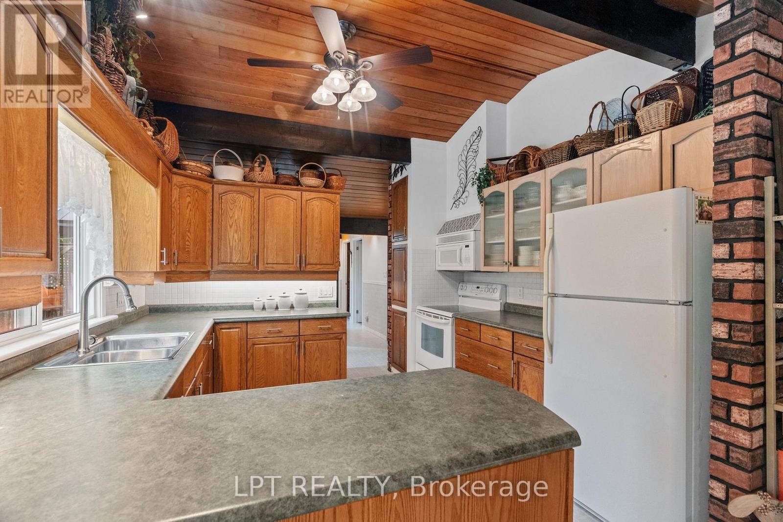8452 DEFORE DRIVE, Lambton Shores — photo 12