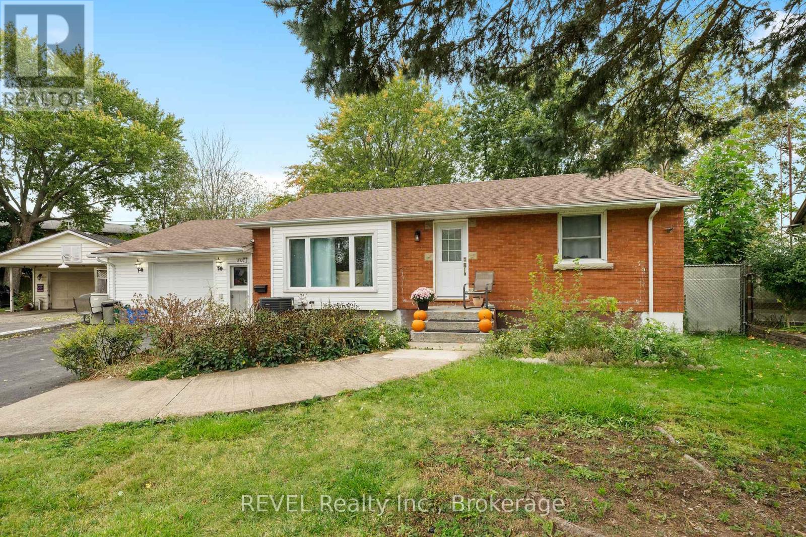UPPER UNIT - 8327 PARKWAY DRIVE, Niagara Falls (Chippawa) — photo 2