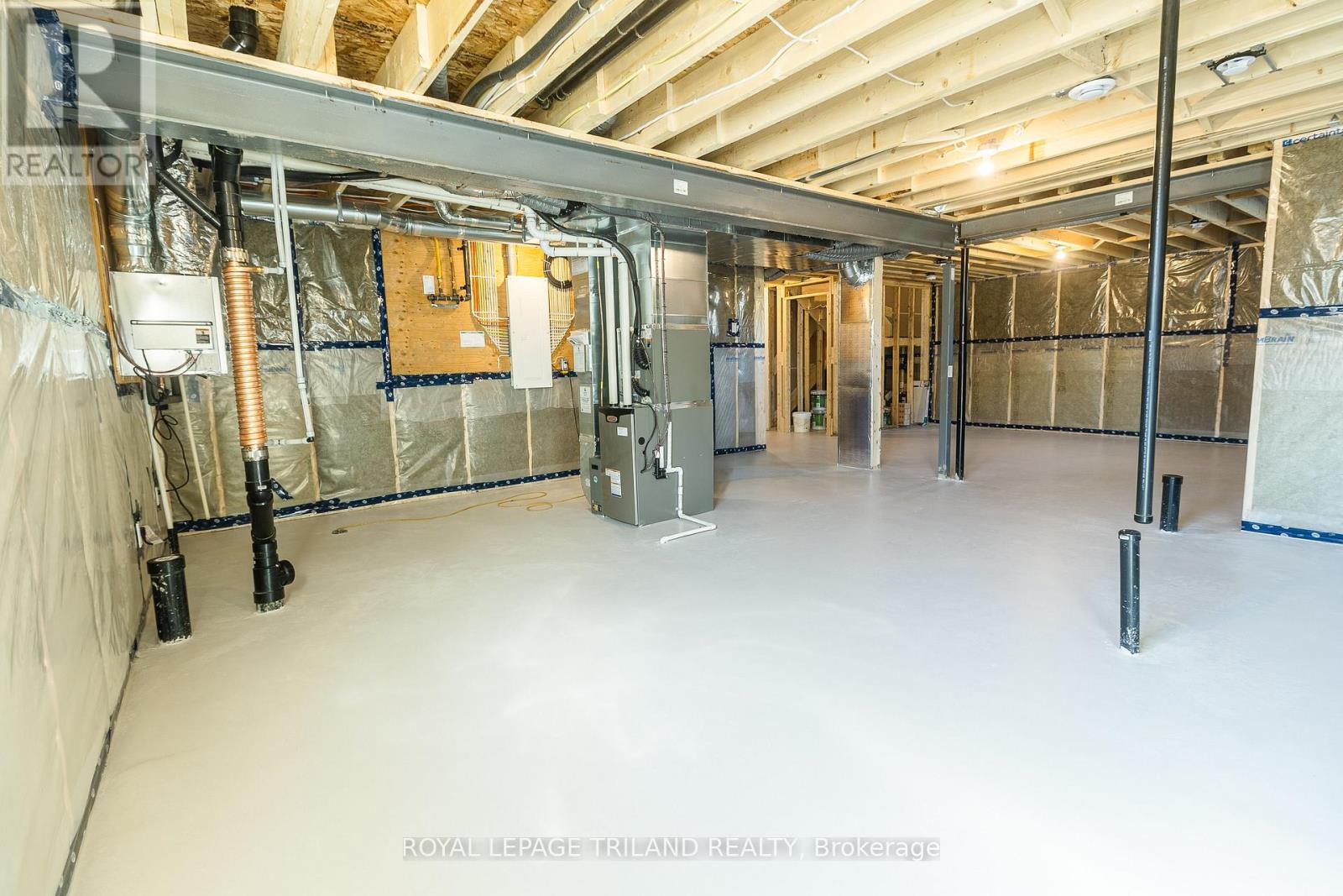 18 HAWKS GATE - Image 22