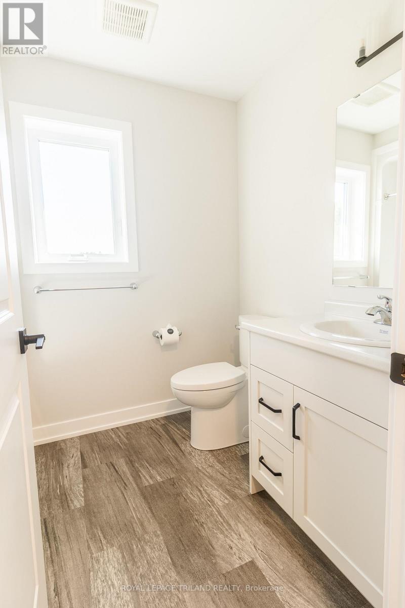 18 HAWKS GATE - Image 20