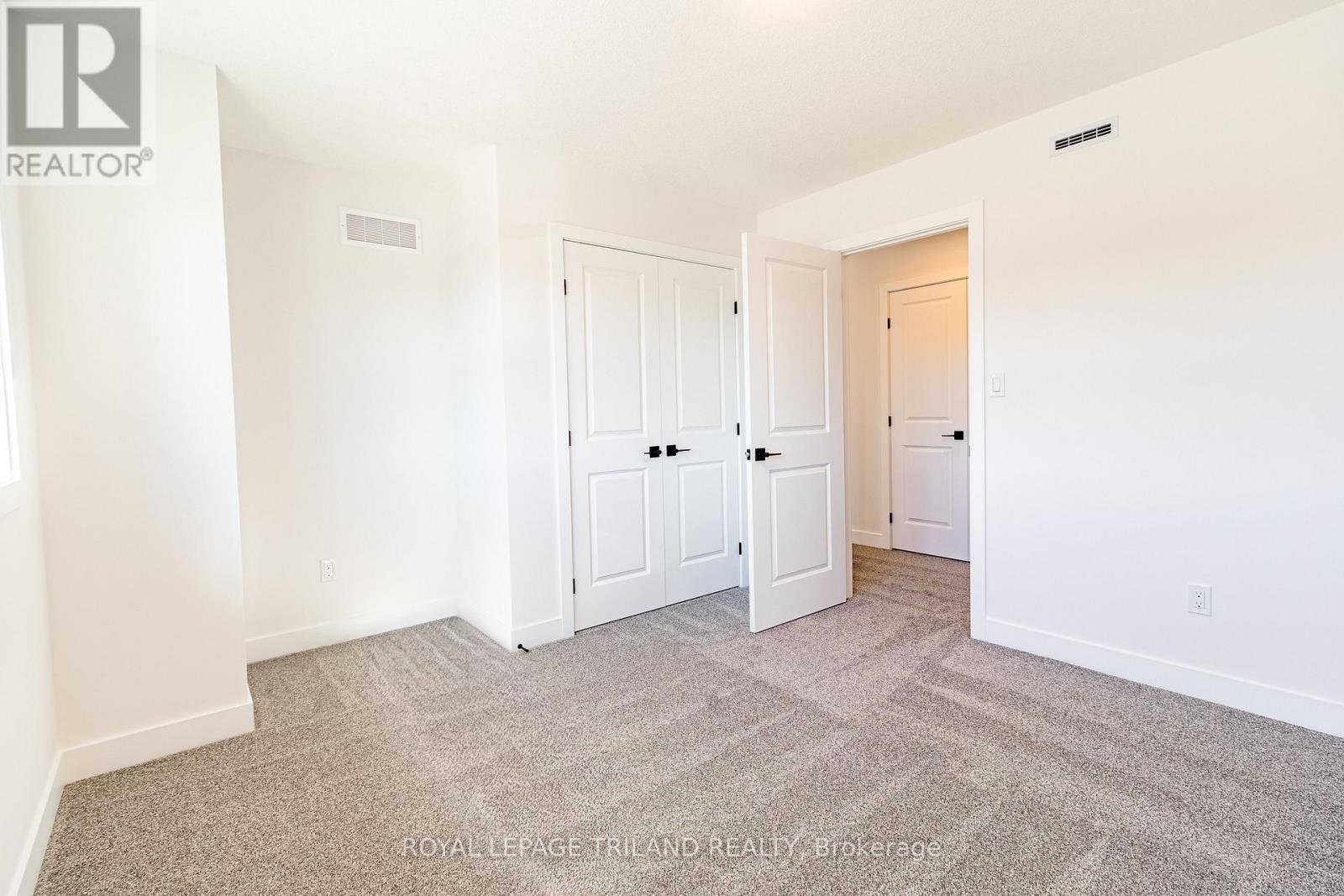18 HAWKS GATE - Image 18