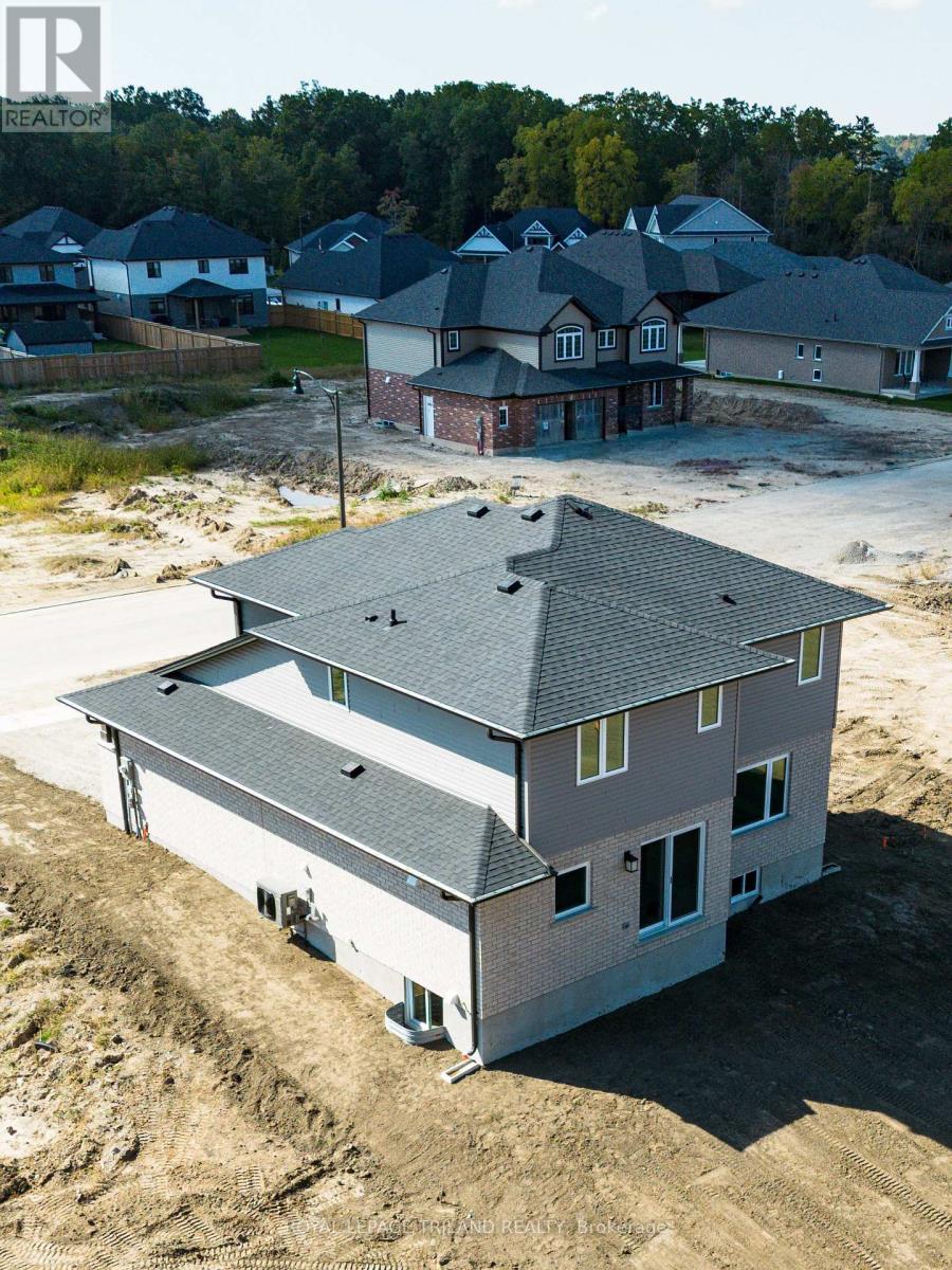 18 HAWKS GATE - Image 25