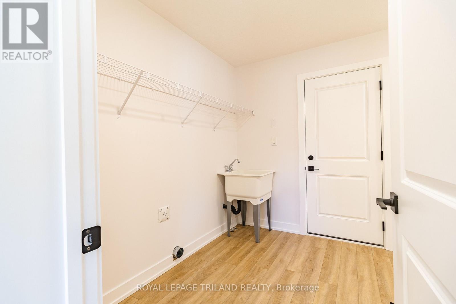 18 HAWKS GATE - Image 9