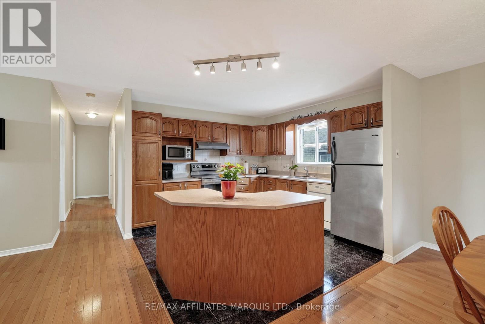 828 CHELSEA CRESCENT - 11