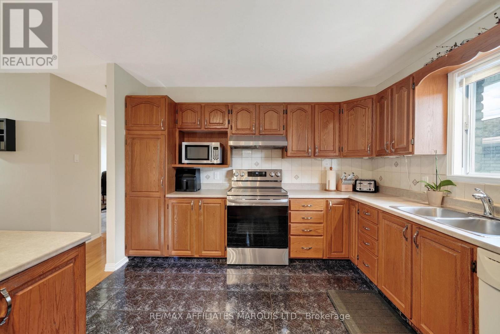 828 CHELSEA CRESCENT - 12