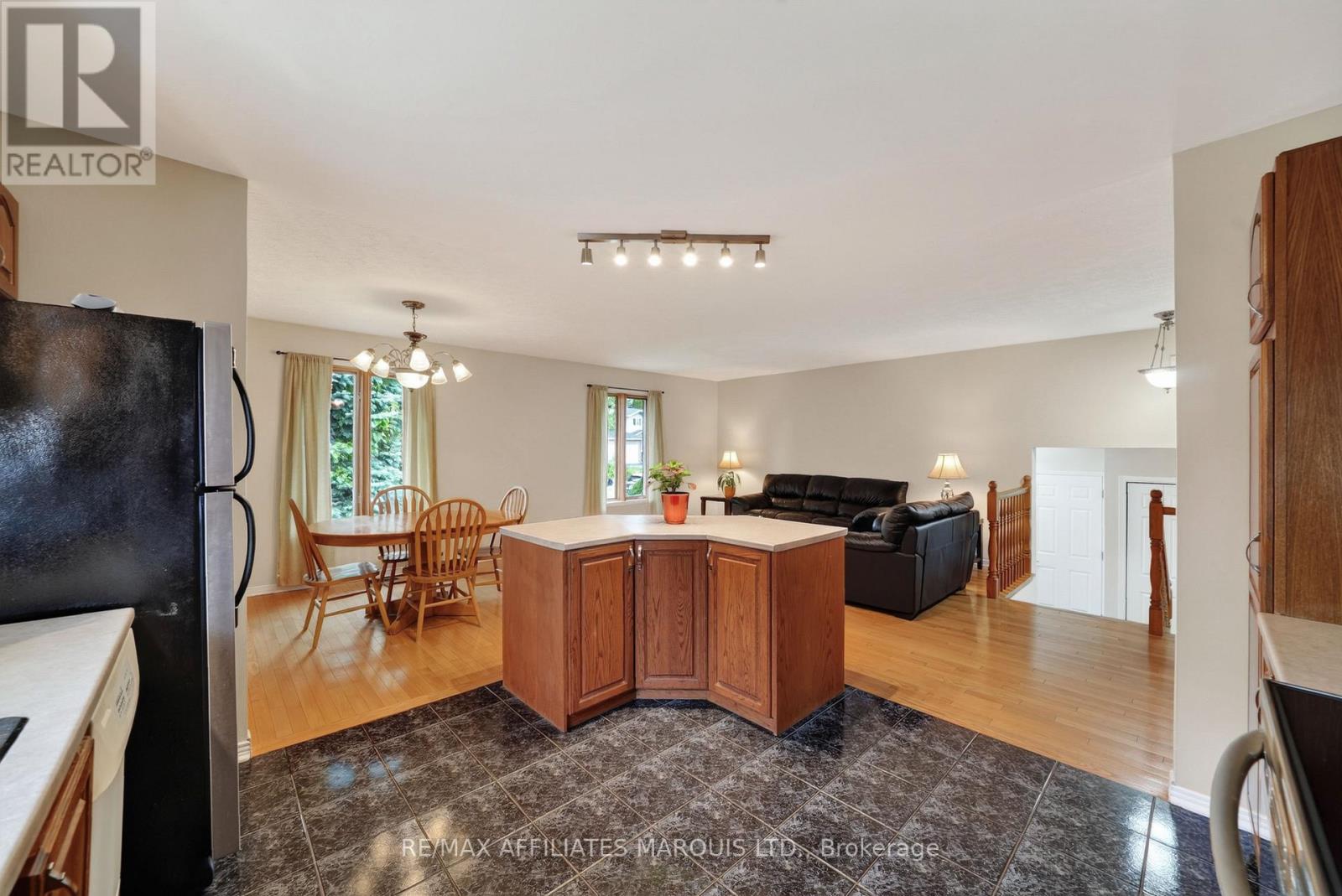 828 CHELSEA CRESCENT - 14