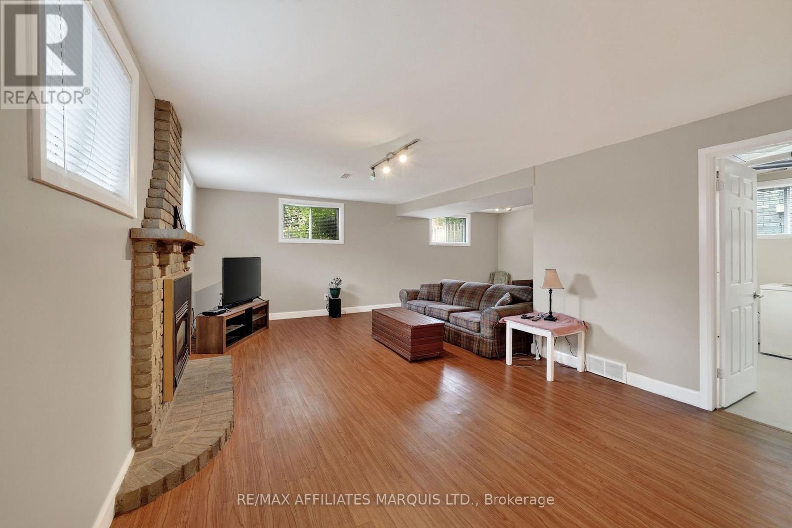 828 CHELSEA CRESCENT - 27