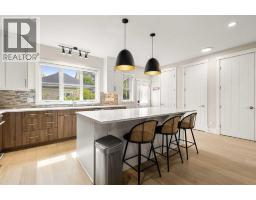 4pc Bathroom - 3804 Sarcee Road Sw, Calgary, AB T3E7W9 Photo 12