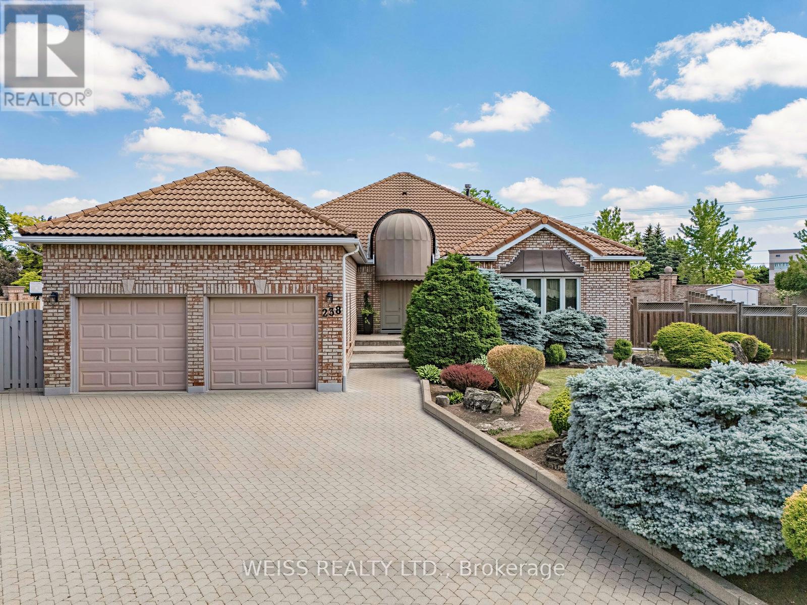238 BOURBON STREET, Vaughan (East Woodbridge)