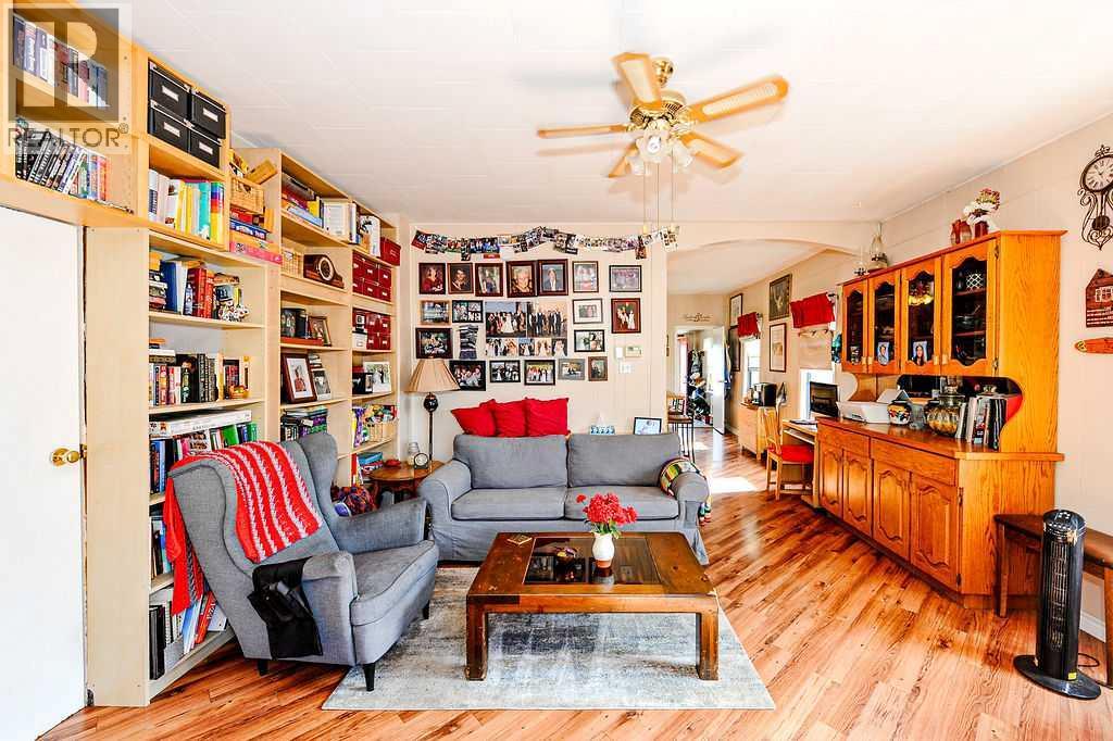 Listing photo – 5201 50 Street, Daysland
