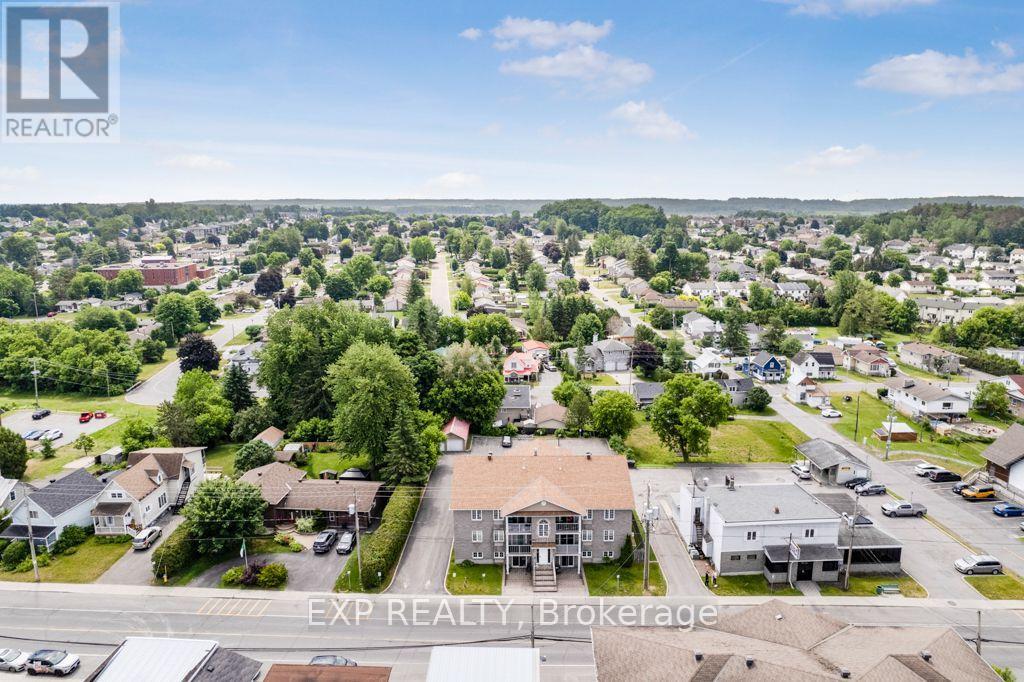Bird-eye view of 1005 Laurier Street