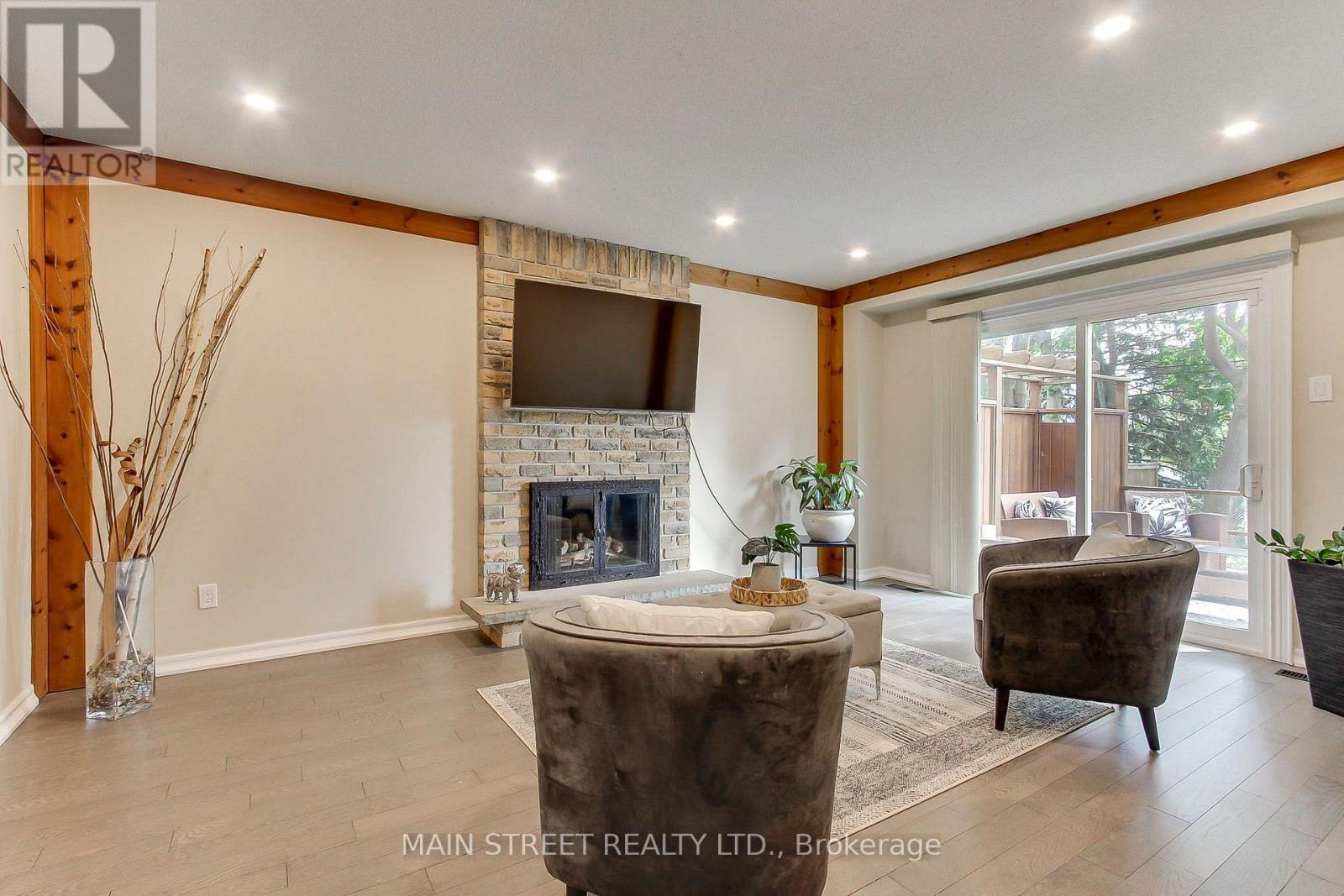 850 ARNOLD CRESCENT - 12