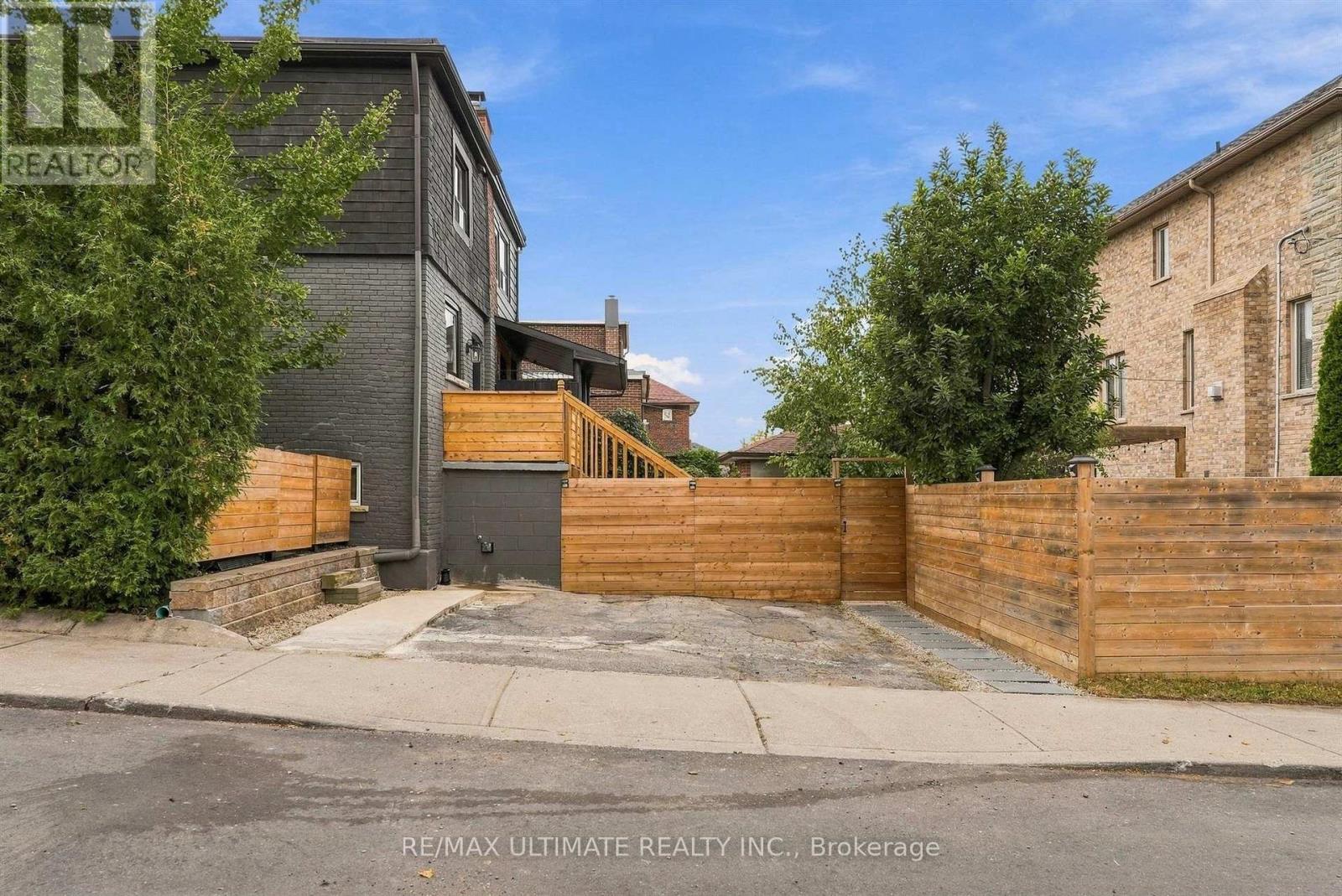 90 ROWNTREE AVENUE - 27