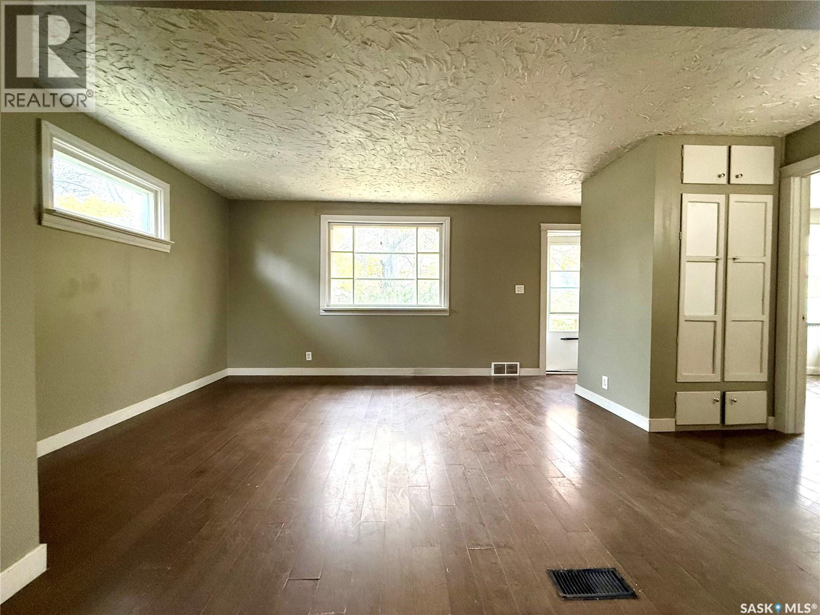 221 4th AVENUE N, Yorkton — photo 3