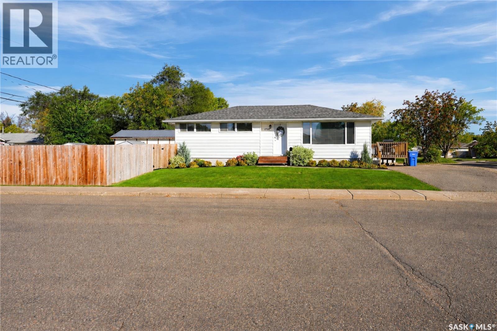 1701 92nd STREET, North Battleford — photo 2