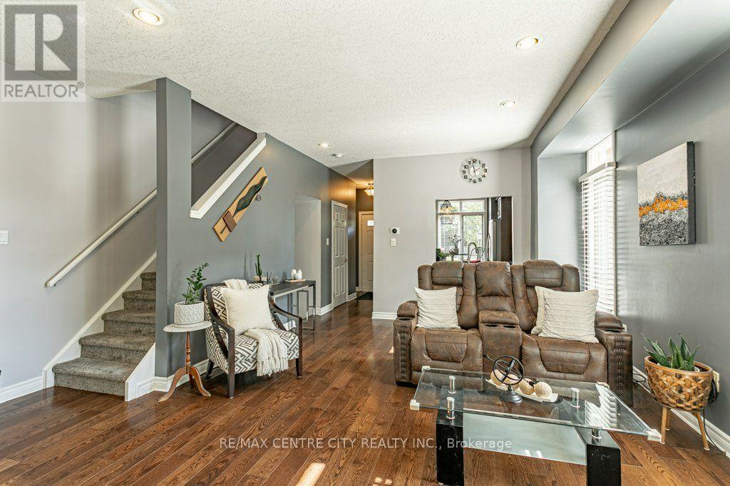 #32 1415 COMMISSIONERS ROAD W - 13