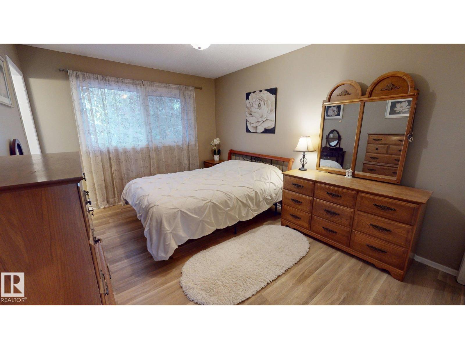 9813 152 ST NW - 10