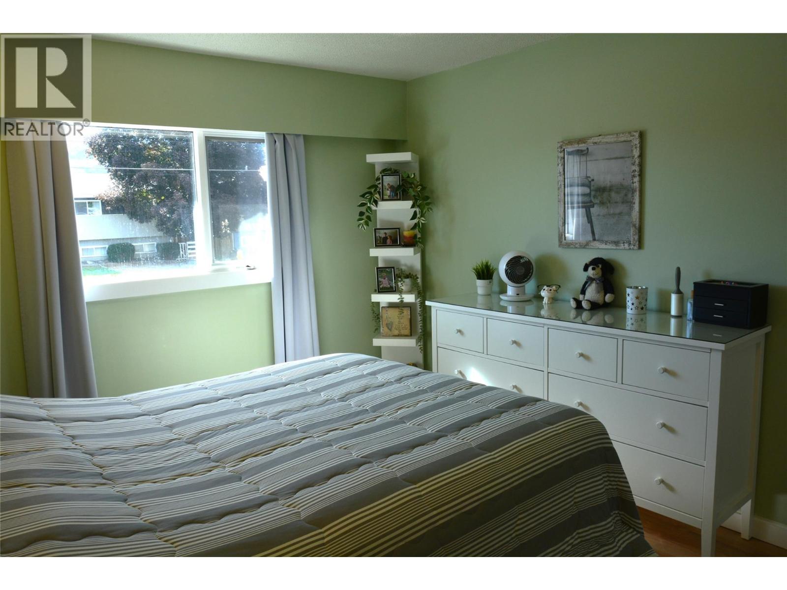 2236 GREENFIELD Avenue - Image 13