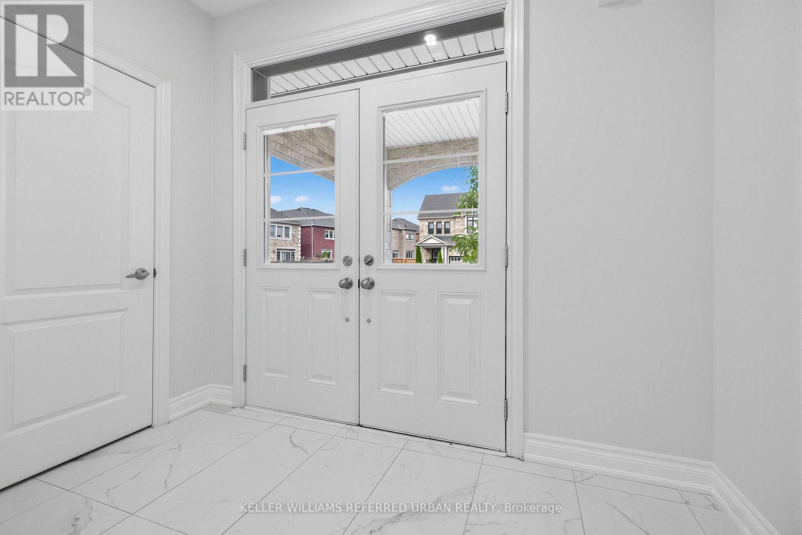 6 Sharonview Crescent, East Gwillimbury, ON photo 3