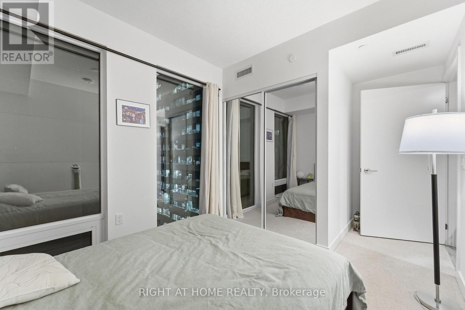 #803 238 SIMCOE STREET - Image 11