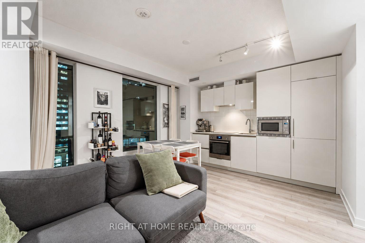#803 238 SIMCOE STREET - Image 8