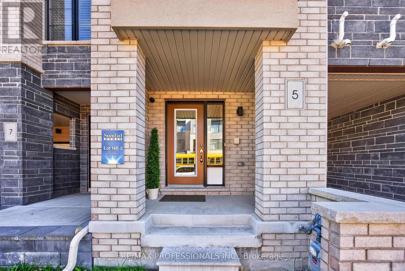 5 DELANO WAY - 4