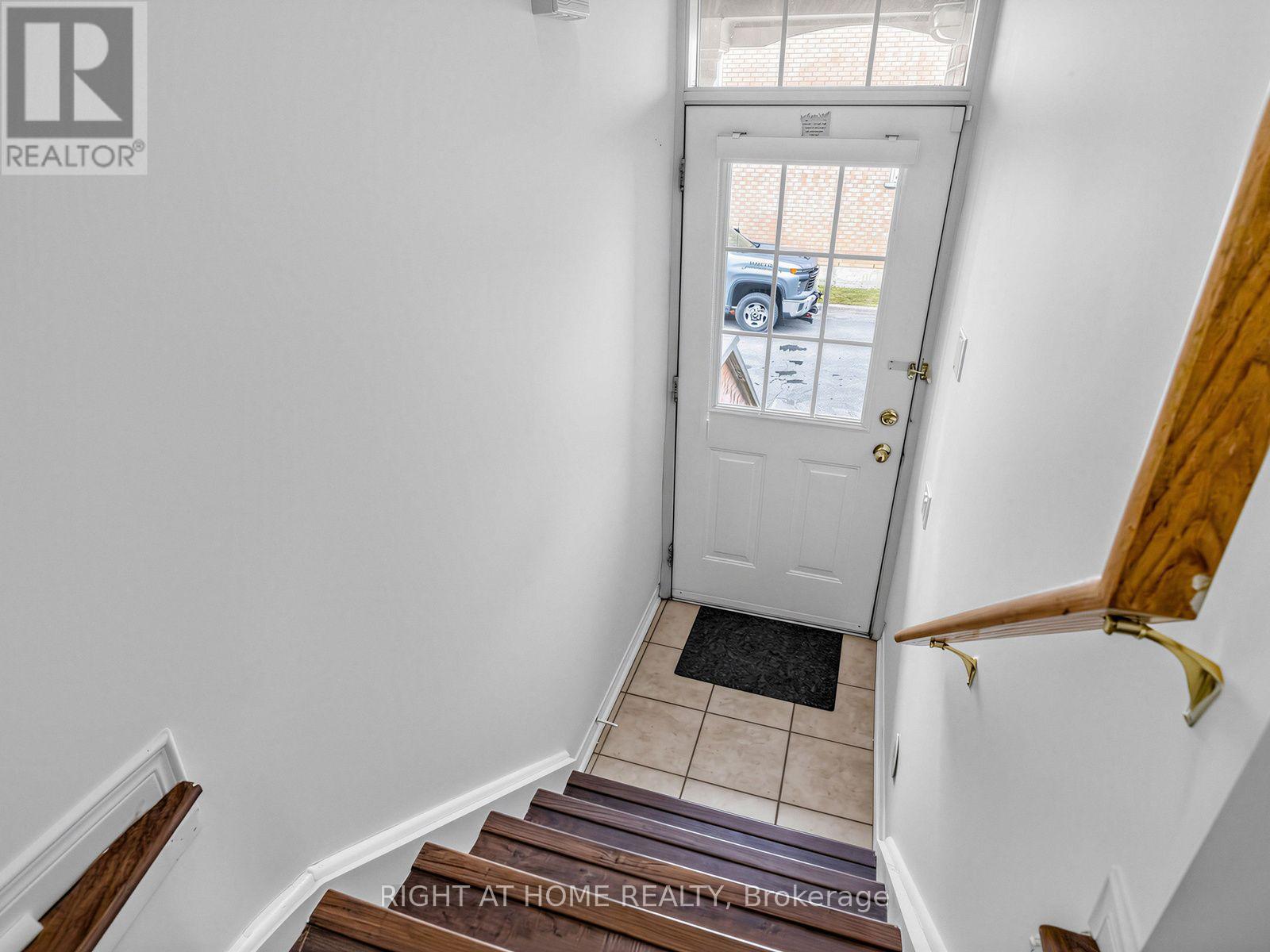 #46 50 STRATHAVEN DRIVE - 28