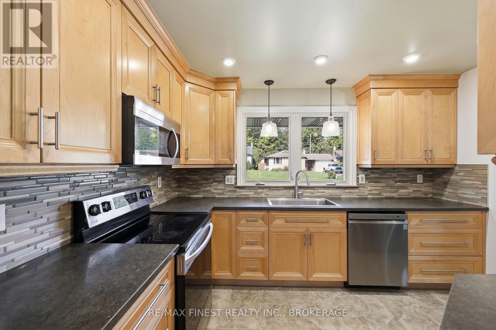 933 MAYFAIR CRESCENT - 14