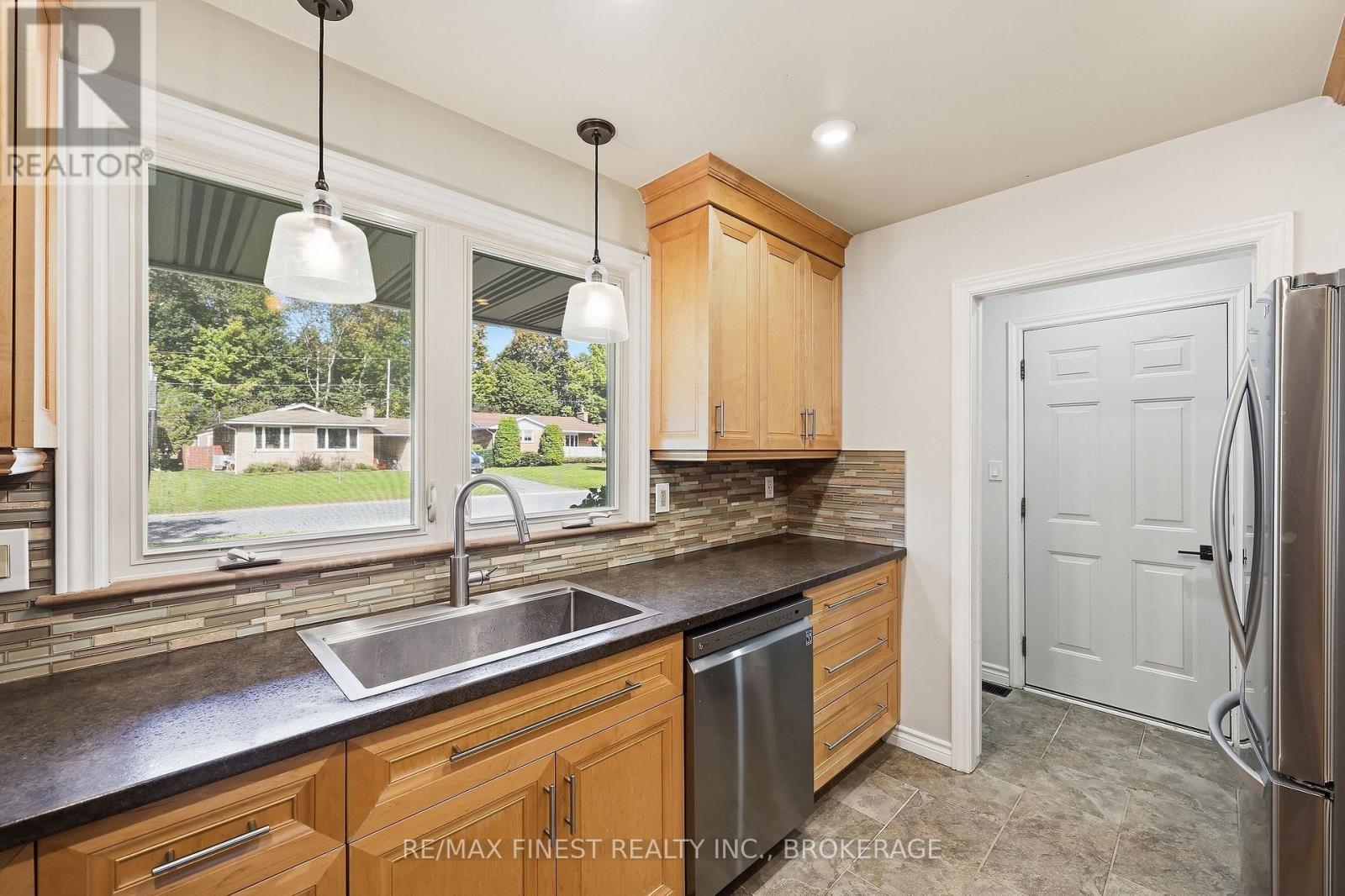 933 MAYFAIR CRESCENT - 15
