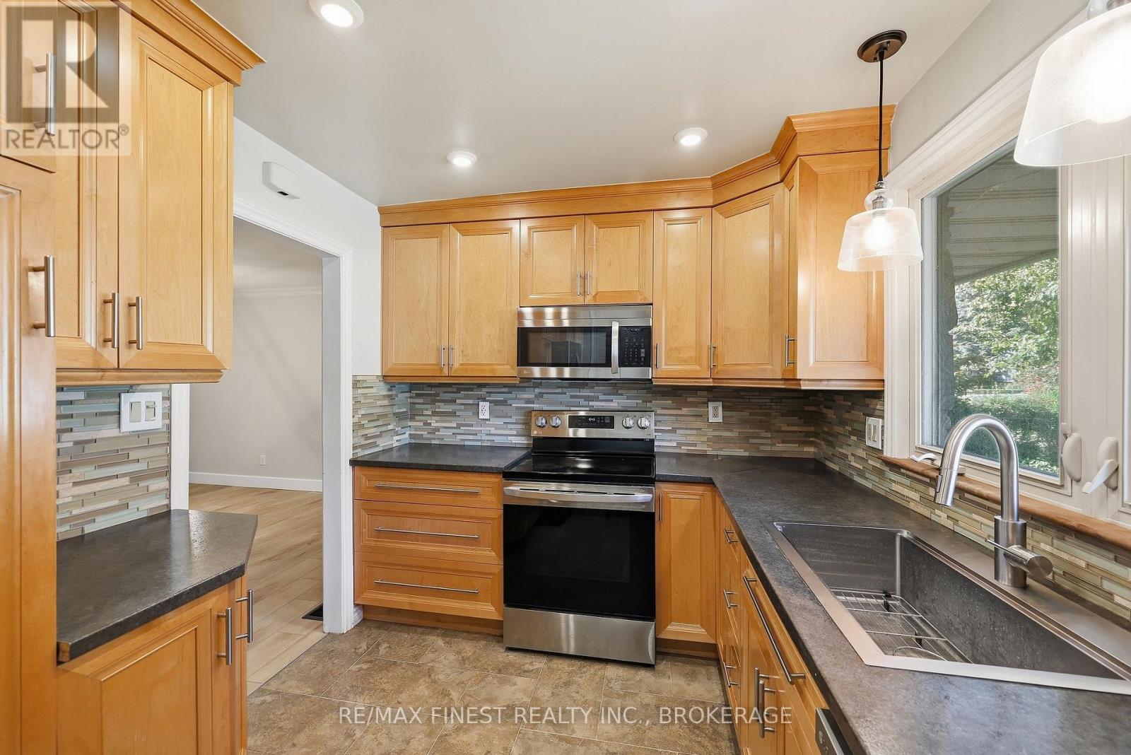 933 MAYFAIR CRESCENT - Image 16