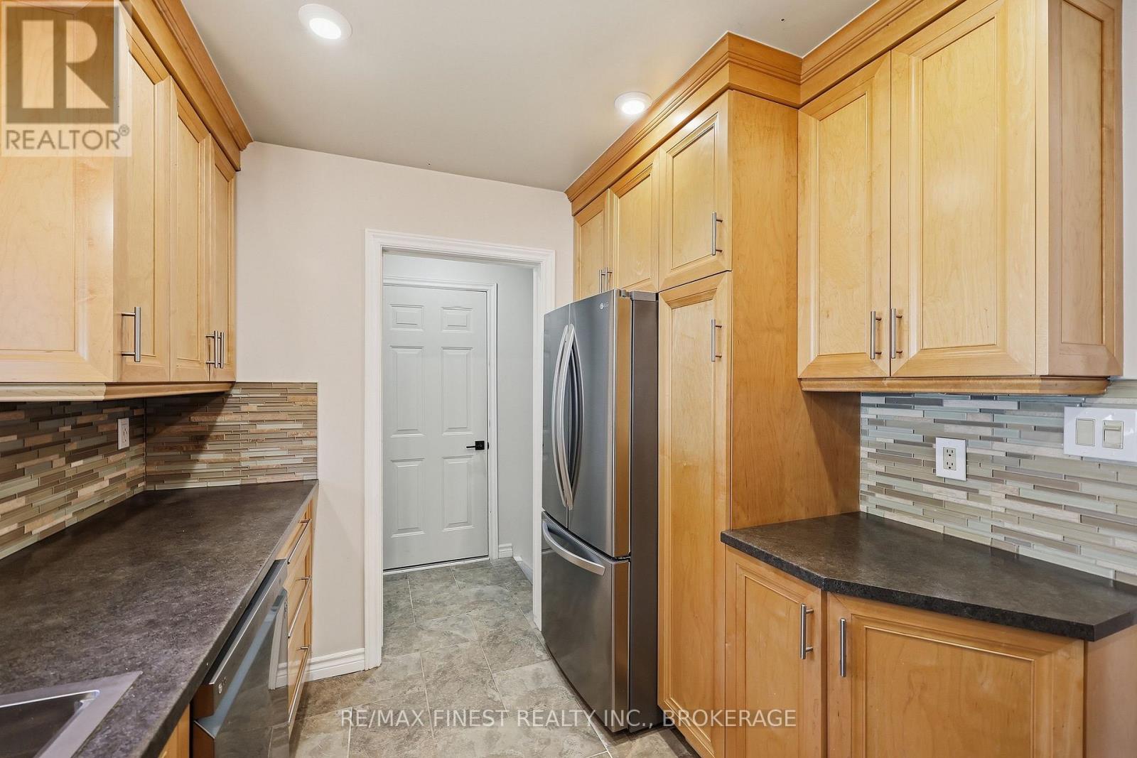 933 MAYFAIR CRESCENT - 17