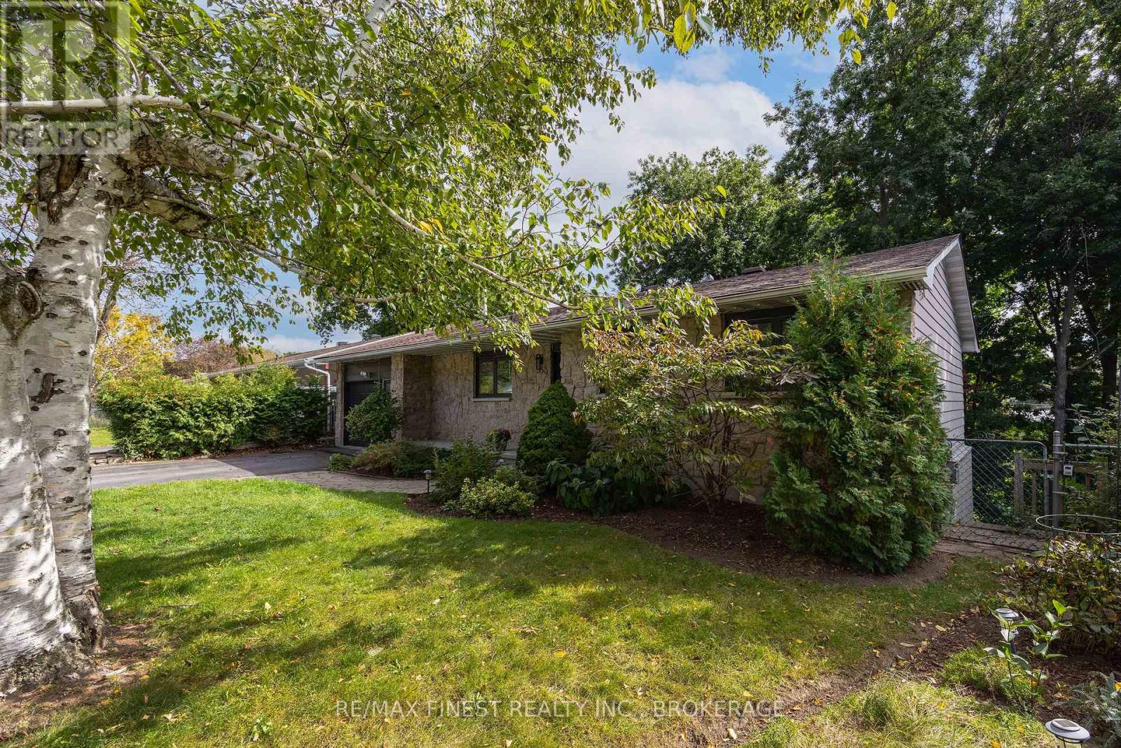 933 MAYFAIR CRESCENT - 2
