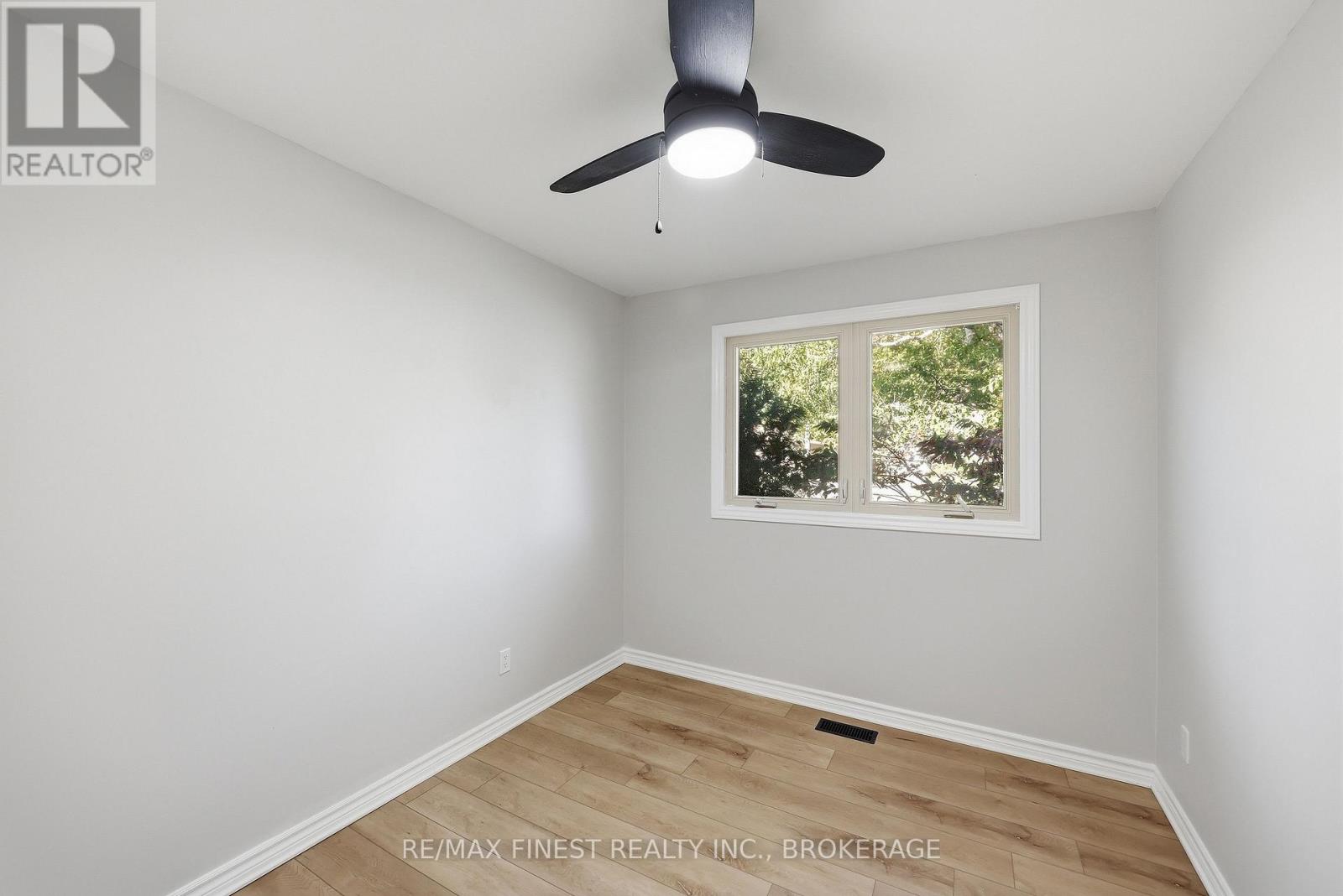 933 MAYFAIR CRESCENT - 24