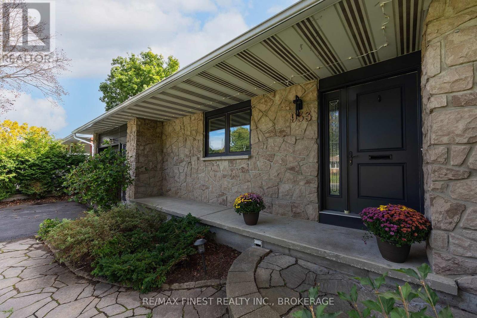 933 MAYFAIR CRESCENT - 3