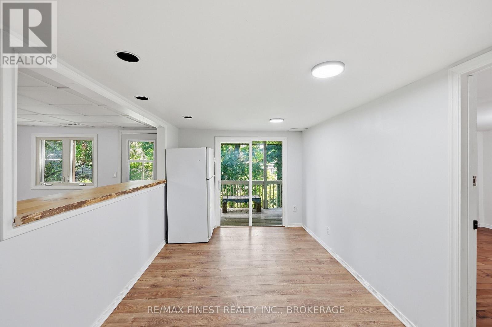 933 MAYFAIR CRESCENT - 31
