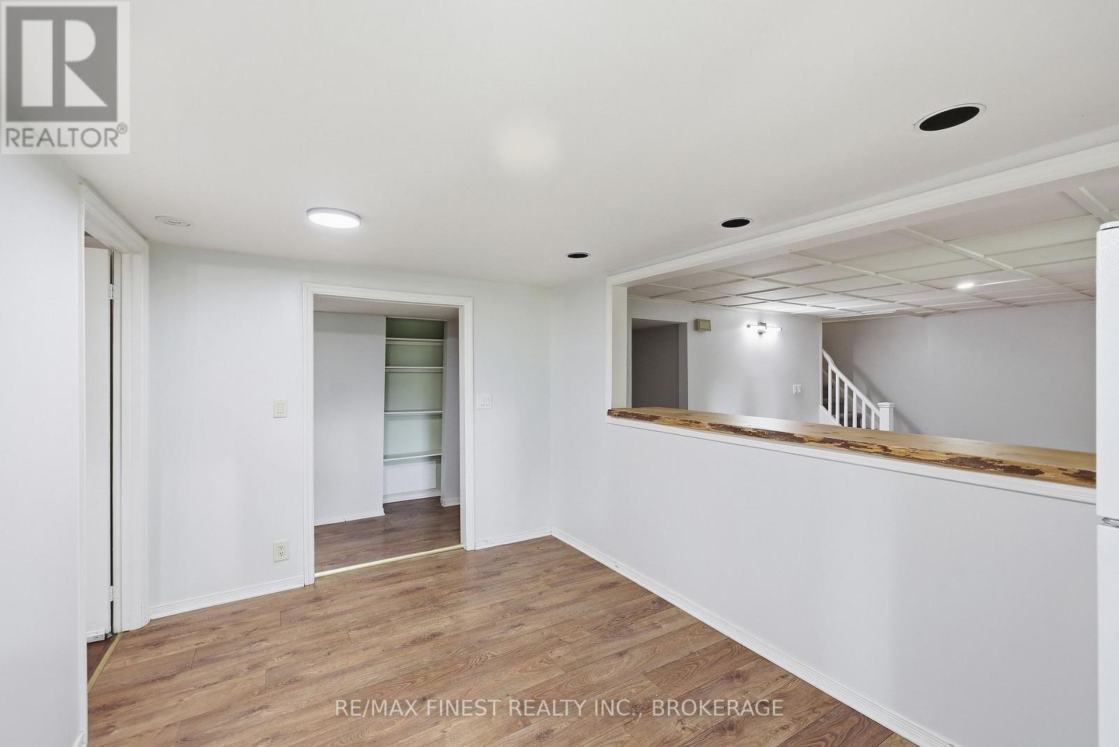 933 MAYFAIR CRESCENT - 32