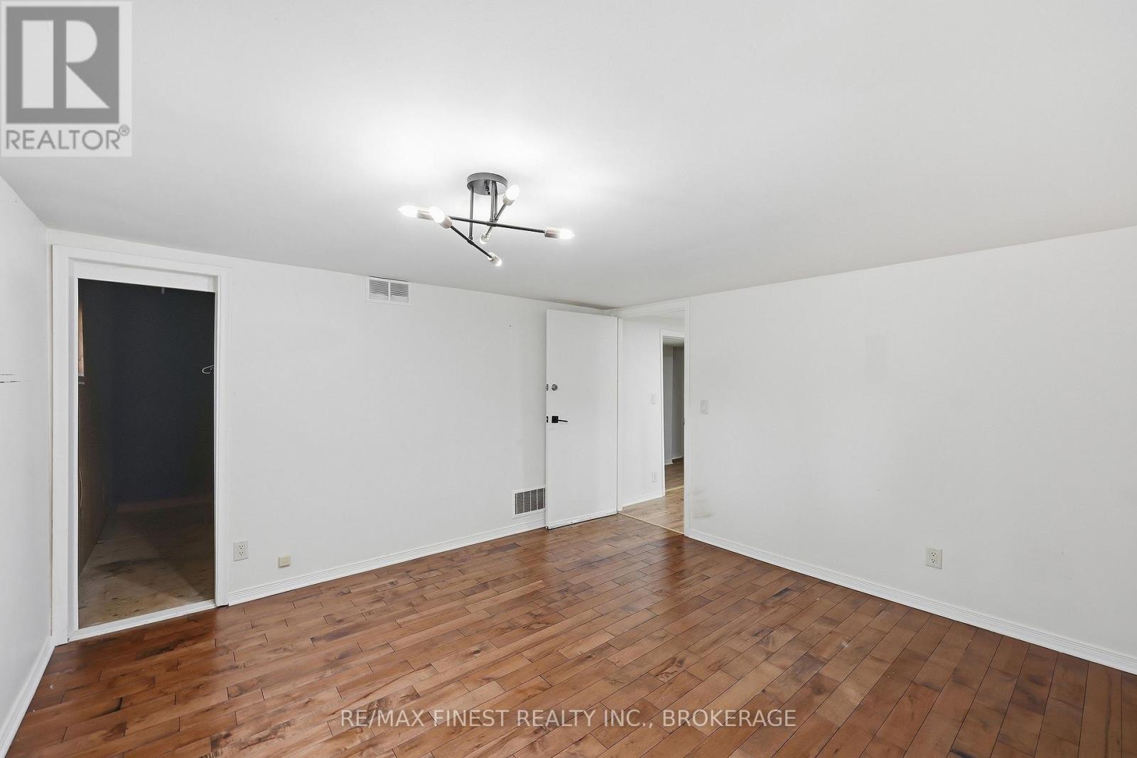 933 MAYFAIR CRESCENT - 34
