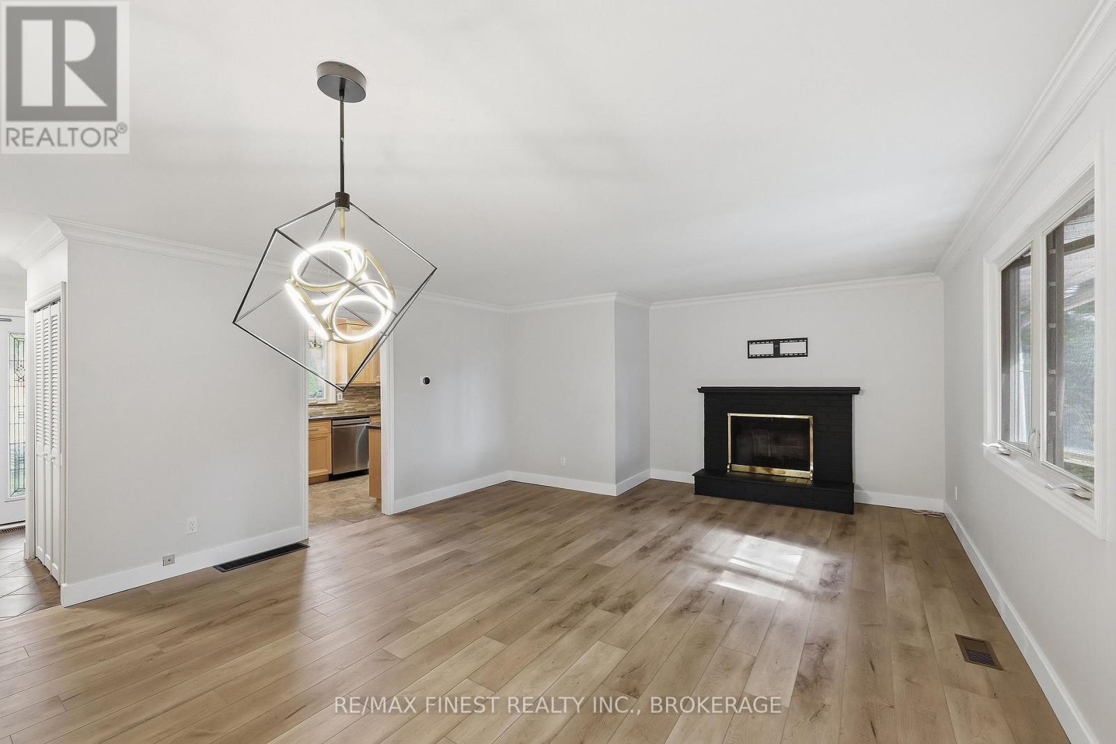 933 MAYFAIR CRESCENT - 8