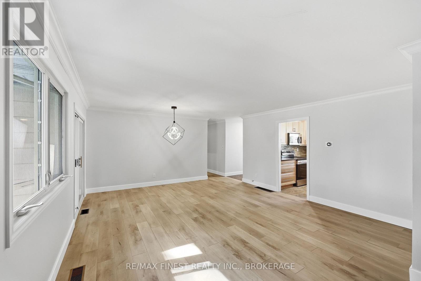 933 MAYFAIR CRESCENT - 9