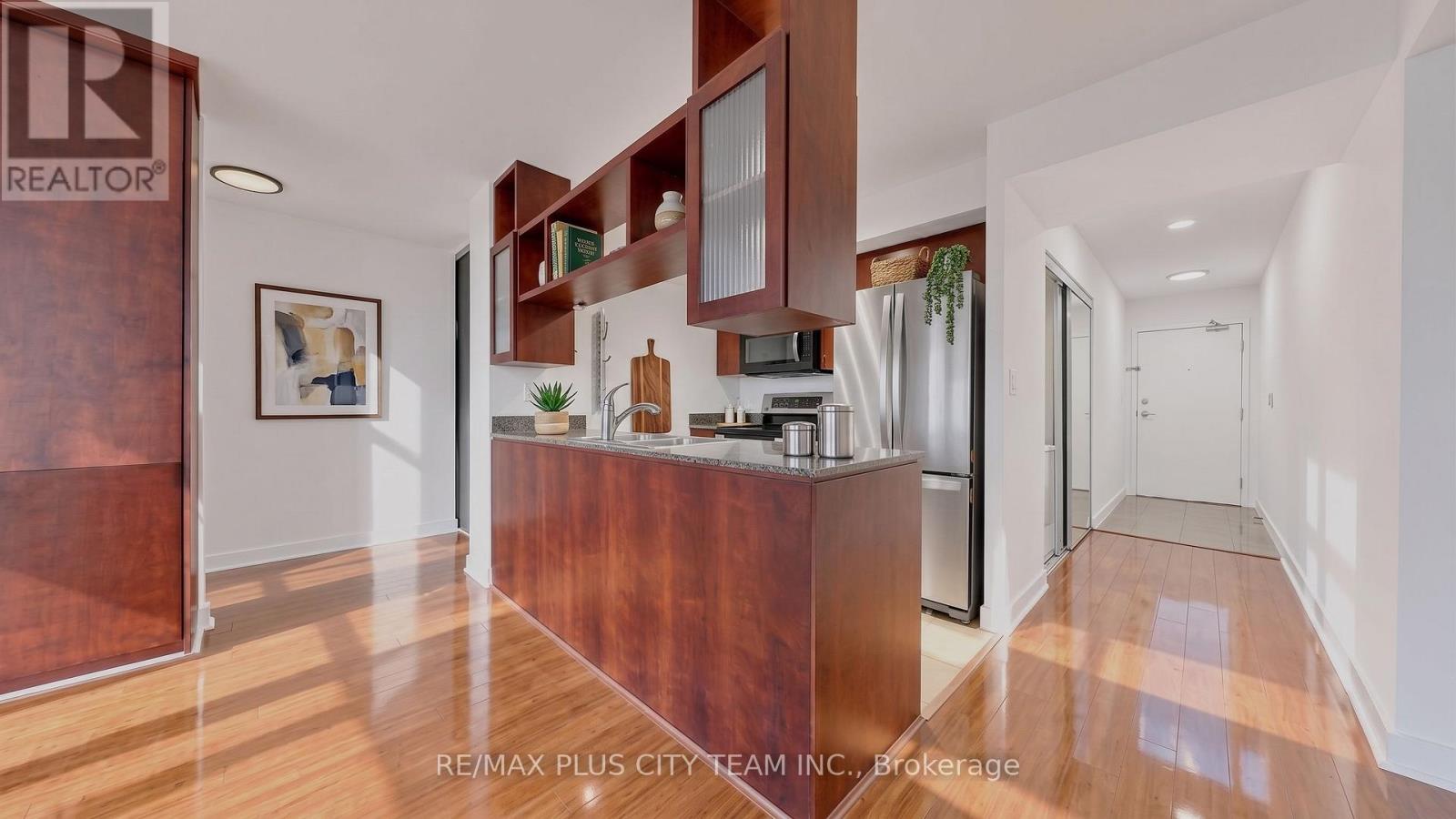 381 Front Street West — photo 4