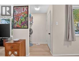 2pc Bathroom - 813 12c Street N, Lethbridge, AB T1H2N9 Photo 6