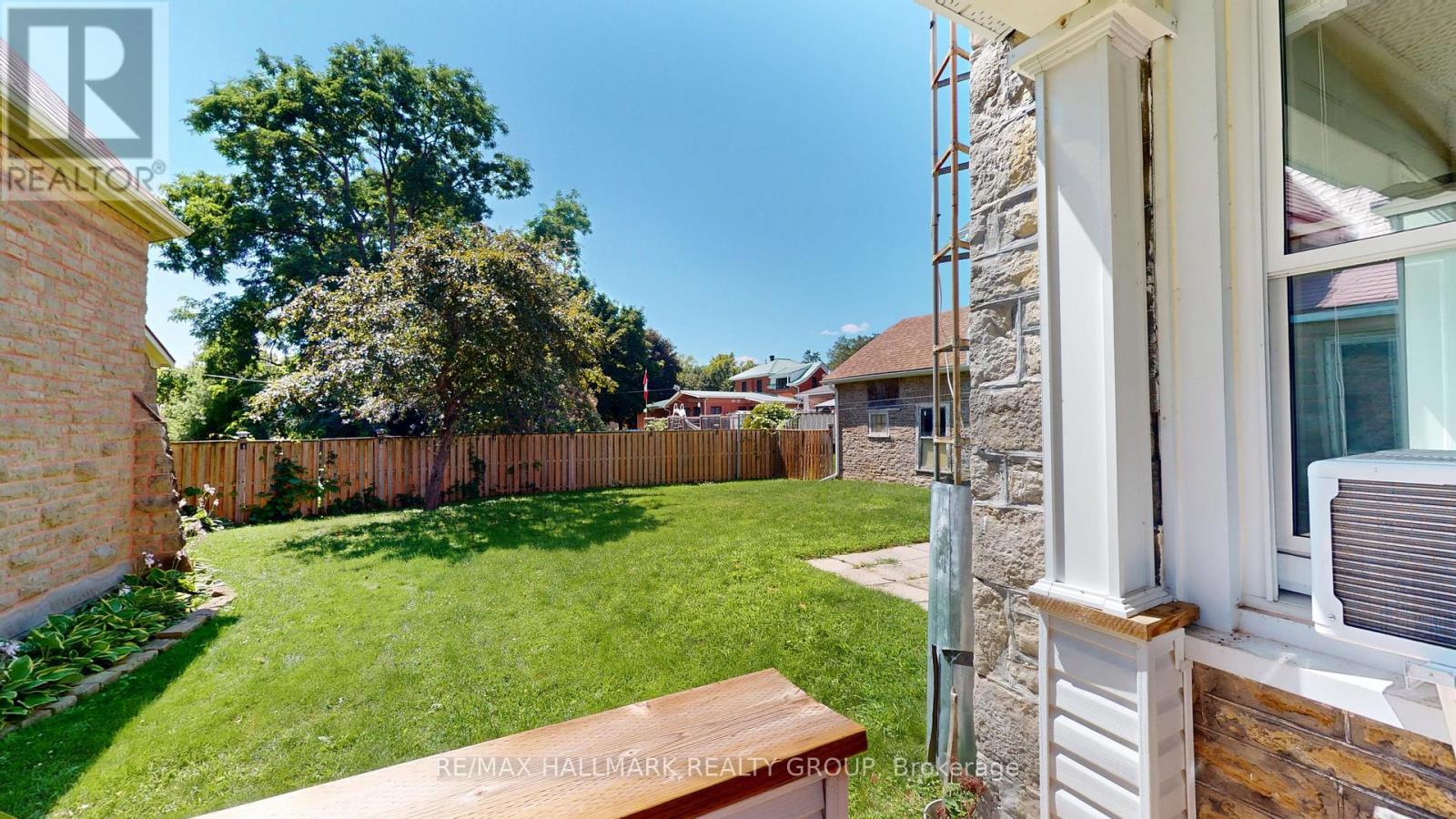 461 CENTRE STREET N - Image 36