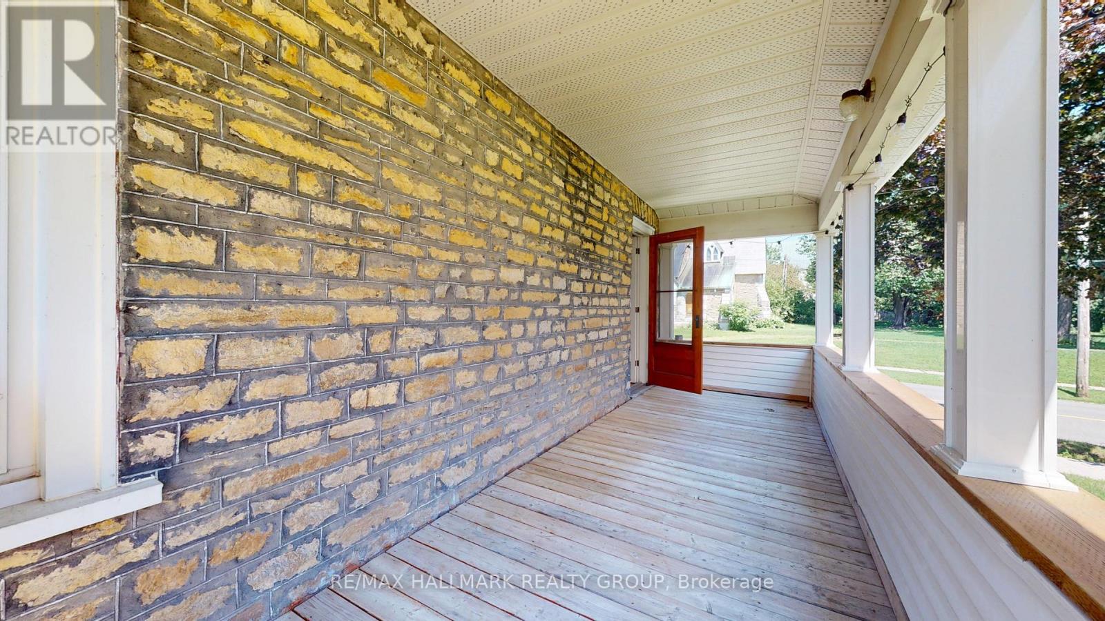 461 CENTRE STREET N - Image 33