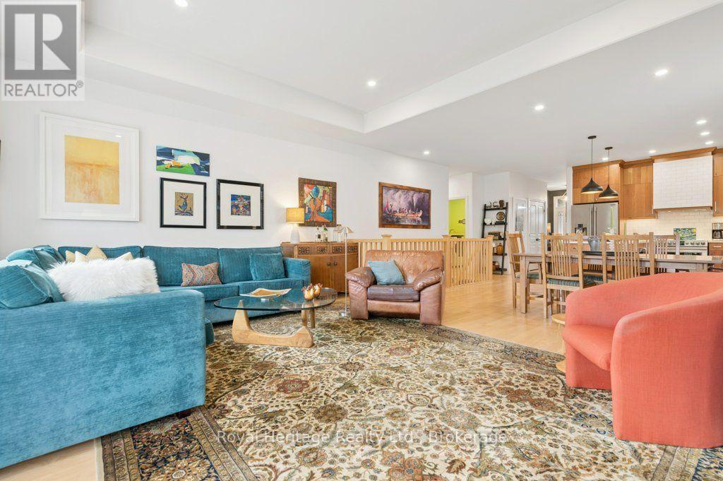 54 HUMMINGBIRD DRIVE - 21